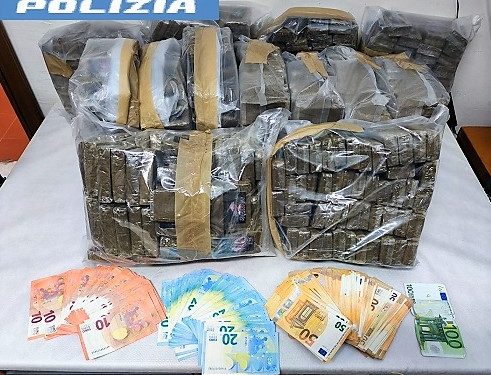 Maxi sequestro di hashish a Pagani: arrestato 26enne con oltre 60 chili di droga
