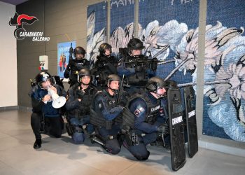 Si barrica in casa armato di coltello ad Amalfi, si arrende convinto dai carabinieri