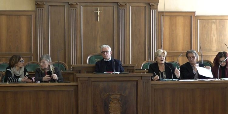 Nuovo Consiglio provinciale di Salerno. Napoli (che decadrà dopo le dimissioni) avvia la legislatura e nomina Guzzo vicepresidente