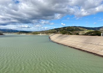Diga di Monte Cotugno, sopralluogo della Commissione Ambiente della Camera: “Mancano 16 milioni di metri cubi d’acqua, servono scelte strutturali”