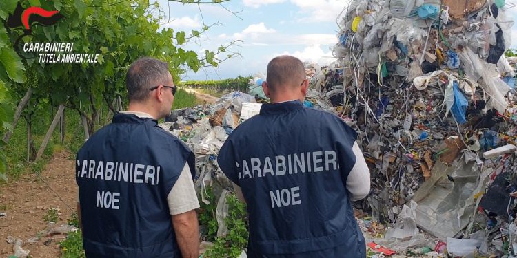 Traffico illecito di rifiuti, maxi blitz del NOE: 12 misure cautelari tra Napoli, Salerno e Caserta