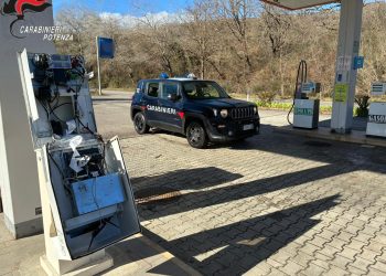 Tentano il colpo ad un distributore di carburanti nel potentino: scardinano il totem ma fuggono all’arrivo dei Carabinieri