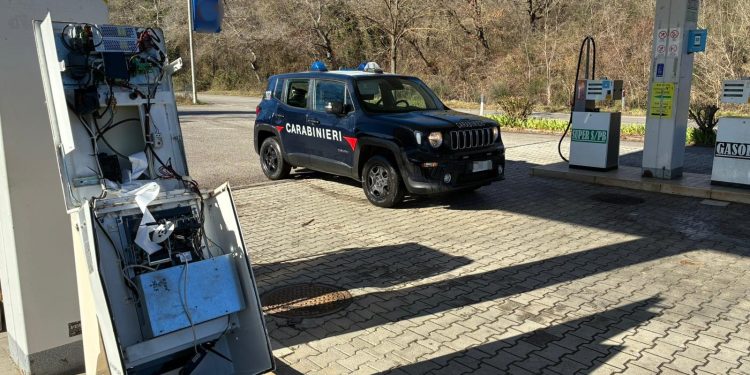 Tentano il colpo ad un distributore di carburanti nel potentino: scardinano il totem ma fuggono all’arrivo dei Carabinieri