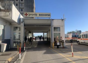 Salerno, stop ai ricoveri programmati e bufera sul “ballo” dei medici: al Ruggi garantite solo le urgenze