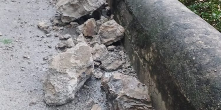Cede un muretto sull’Amalfitana: strada chiusa per rischio nuovi crolli