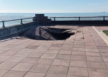 Profonda voragine ai giardinetti di Torrione: crolla un tratto del lungomare di Salerno