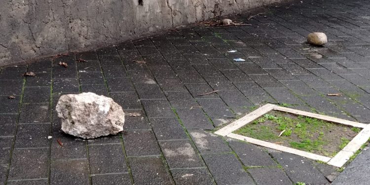 Cadono massi al Forte La Carnale a Salerno: verifiche ed  area transennata