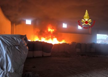 Incendio in un capannone a Sarno, scatta l’allarme ambientale