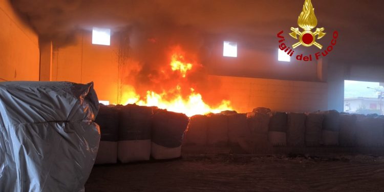 Incendio in un capannone a Sarno, scatta l’allarme ambientale