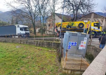 Navigatore manda un camion “fuori strada” a Monte San Giacomo: disagi alla circolazione