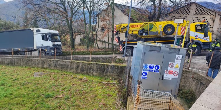 Navigatore manda un camion “fuori strada” a Monte San Giacomo: disagi alla circolazione