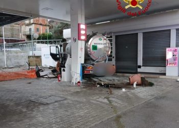 Scontro tra auto e autocisterna: il mezzo pesante finisce in un distributore di carburante. E’ accaduto a Cava de’ Tirreni