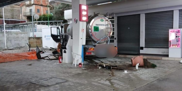 Scontro tra auto e autocisterna: il mezzo pesante finisce in un distributore di carburante. E’ accaduto a Cava de’ Tirreni