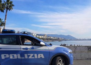 Minaccia un passante con una bottiglia rotta e gli ruba il cellulare: arrestato sul lungomare
