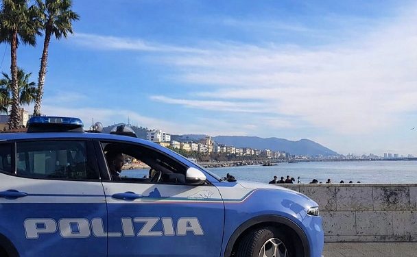 Minaccia un passante con una bottiglia rotta e gli ruba il cellulare: arrestato sul lungomare