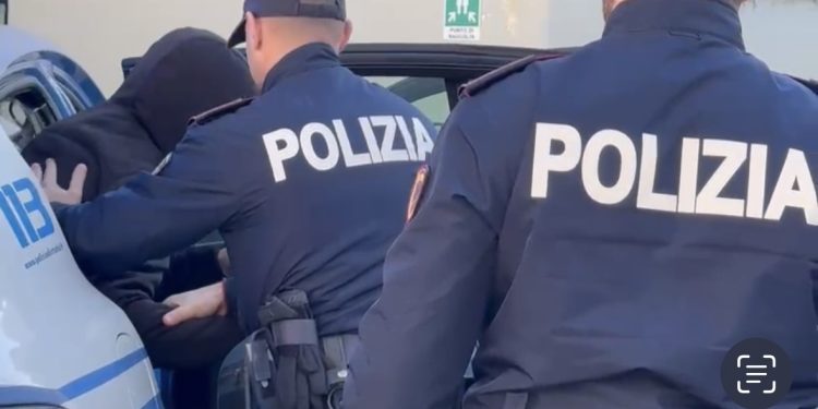 Salerno, blitz antidroga della Polizia: arrestato un uomo con un chilo di hashish e 19 mila euro in contanti