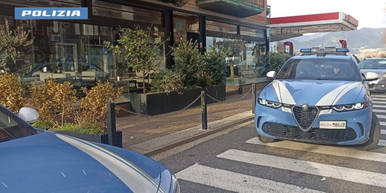 Evade dai domiciliari per rubare sigarette a Salerno. Arrestato dalla Polizia