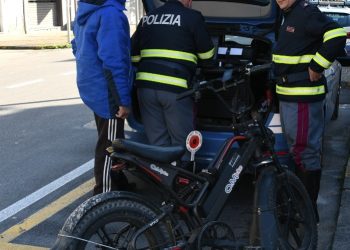 Bici elettriche e monopattini fuori norma: controlli straordinari della Polizia, 11 mezzi sequestrati a Battipaglia