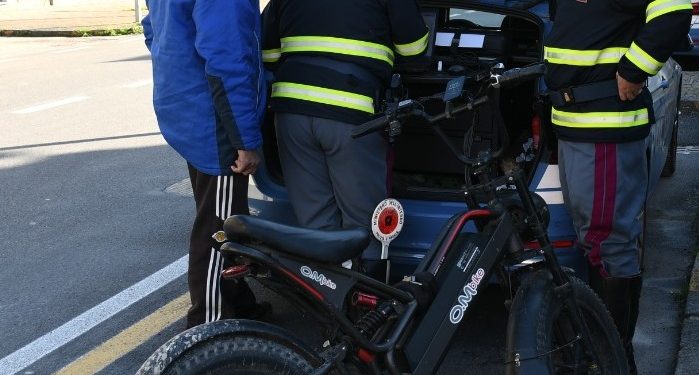 Bici elettriche e monopattini fuori norma: controlli straordinari della Polizia, 11 mezzi sequestrati a Battipaglia