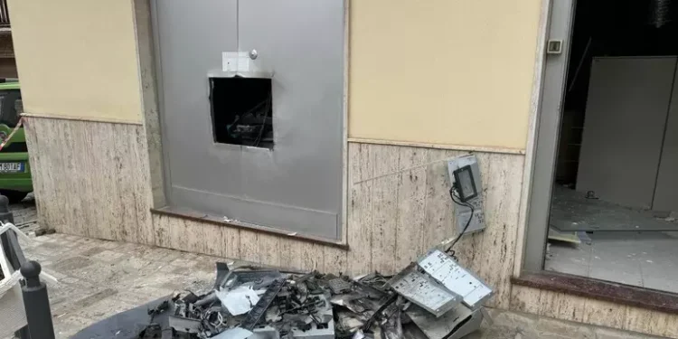 Assalti ai bancomat, sgominata la “banda della marmotta”. Colpi anche nella provincia di Salerno