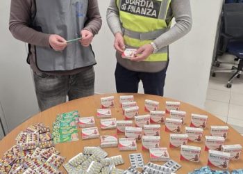In aeroporto a Napoli con un machete e 2mila compresse medicinali non autorizzate