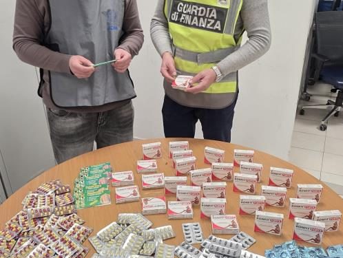 In aeroporto a Napoli con un machete e 2mila compresse medicinali non autorizzate