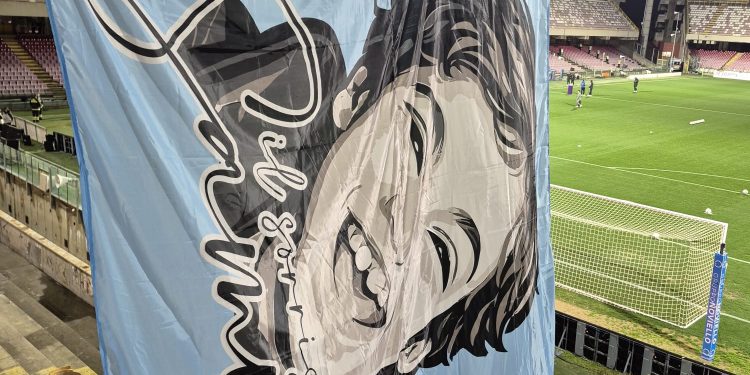 La curva della Salernitana sventola una bandiera col volto di Samuele, il bambino di Polla scomparso per una rara patologia
