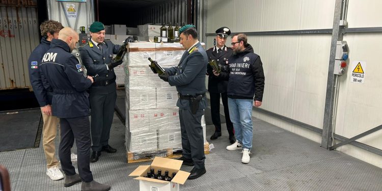 Falso olio extravergine sequestrato al porto di Salerno. Sigilli a 18mila chili di prodotto