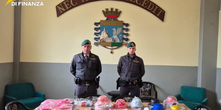 La Guardia di Finanza di Napoli sequestra oltre 500 mila articoli contraffatti per Carnevale