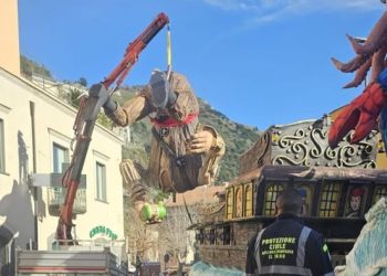 Paura al Carnevale di Sarno: bambina e due uomini feriti durante la sfilata dei carri