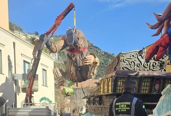 Paura al Carnevale di Sarno: bambina e due uomini feriti durante la sfilata dei carri