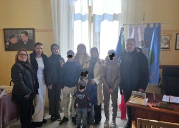 A Roscigno accolta una mamma palestinese e i suoi cinque figli. Il sindaco: “La solidarietà è una responsabilità”