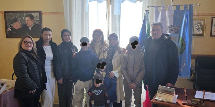 A Roscigno accolta una mamma palestinese e i suoi cinque figli. Il sindaco: “La solidarietà è una responsabilità”