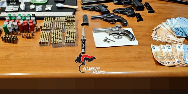 Giffoni Valle Piana, droga e armi in casa: arrestato dai Carabinieri un uomo di 50 anni