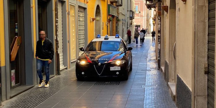 Potenza, blitz antidroga in centro: arrestato 66enne, sequestrati hashish e cocaina