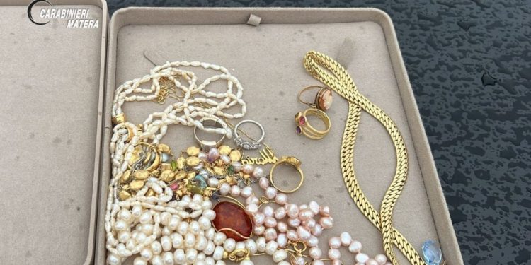 Si fingono carabinieri e truffano un’anziana: due arresti a Matera