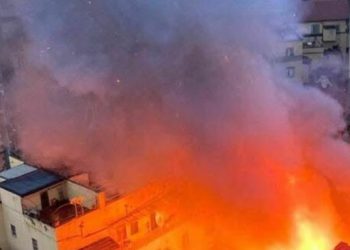 Incendio devasta il teatro Sannazaro di Napoli. Famiglie sgomberate