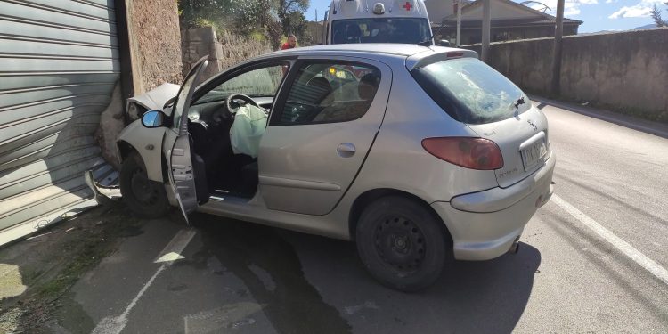 Auto contro un garage a Sala Consilina: un ferito