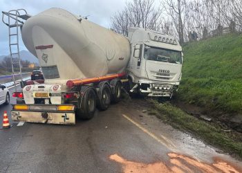 Tir finisce fuori strada sul raccordo Salerno-Avellino: ferito l’autista