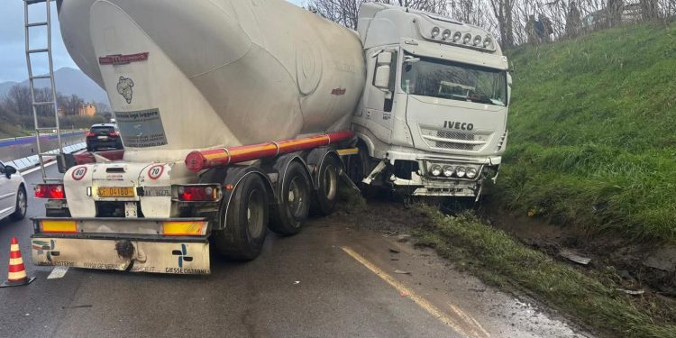 Tir finisce fuori strada sul raccordo Salerno-Avellino: ferito l’autista