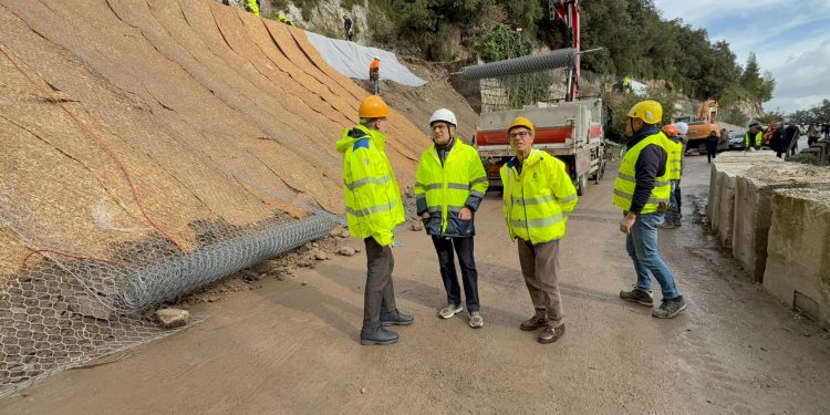 Frana sulla Statale Amalfitana : lavori in corso per la riapertura della strada