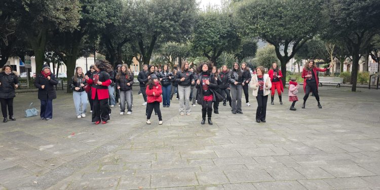 Il Vallo di Diano danza contro la violenza sulle donne: successo per il flash mob One Billion Rising a Sant’Arsenio
