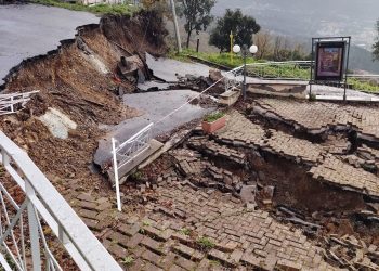 Frana a Torraca, danni al sagrato. Il sindaco: “Un colpo al cuore”