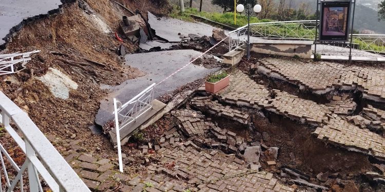 Frana a Torraca, danni al sagrato. Il sindaco: “Un colpo al cuore”