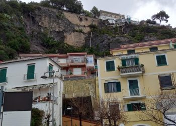 Ancora una frana sull’Amalfitana, paura a Vietri. Evacuata una famiglia