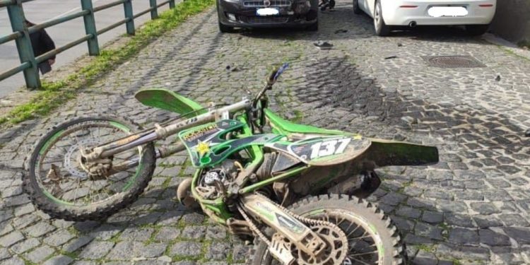 Scontro tra un’auto e una motocross a Sala Consilina: ferito un giovane