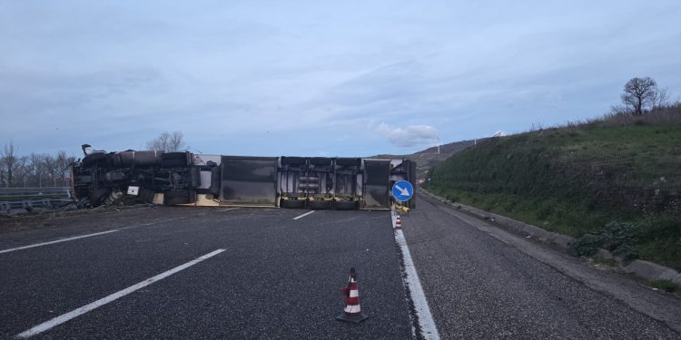 Autoarticolato carico di arance si ribalta in autostrada, paura a Contursi