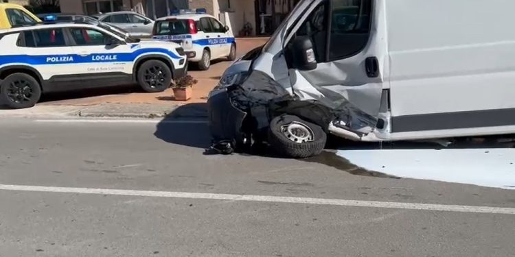 Scontro frontale a Sala Consilina tra auto e furgone: due feriti