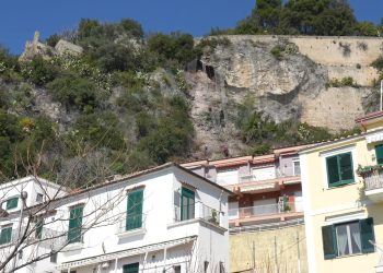 Frana a Marina di Vietri sul Mare: iniziati i lavori di messa in sicurezza del costone roccioso