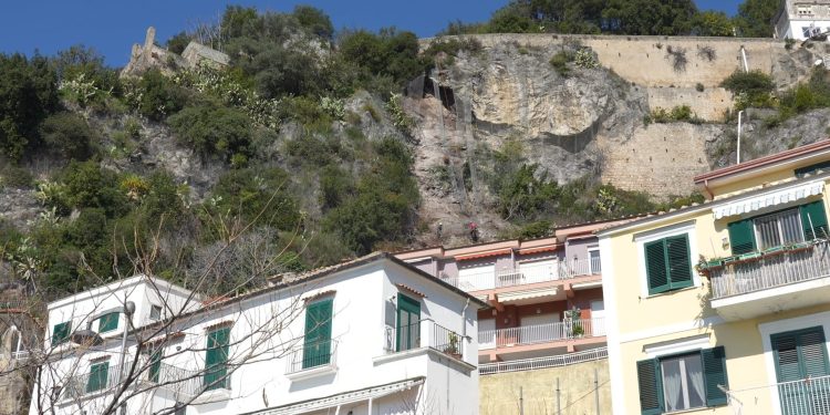 Frana a Marina di Vietri sul Mare: iniziati i lavori di messa in sicurezza del costone roccioso
